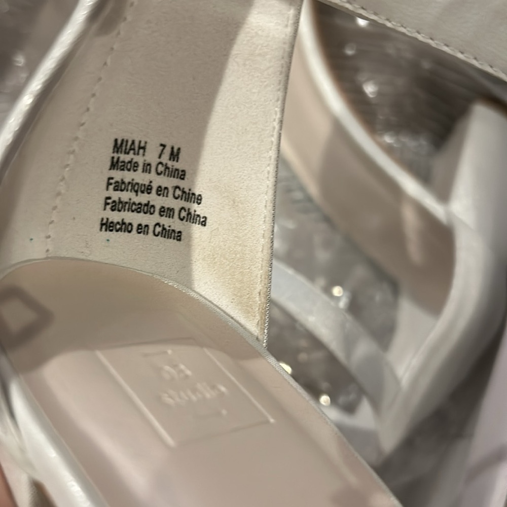 David’s Bridal MIAH white wedding shoes size 7. - Picture 6 of 7
